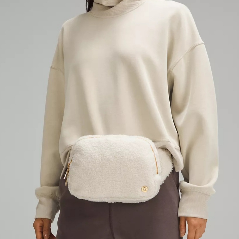 LULULEMON SOFT FLEECE Belt Bag Crossbody Gold Logo Inside Net & Pocket CHIC NWOT